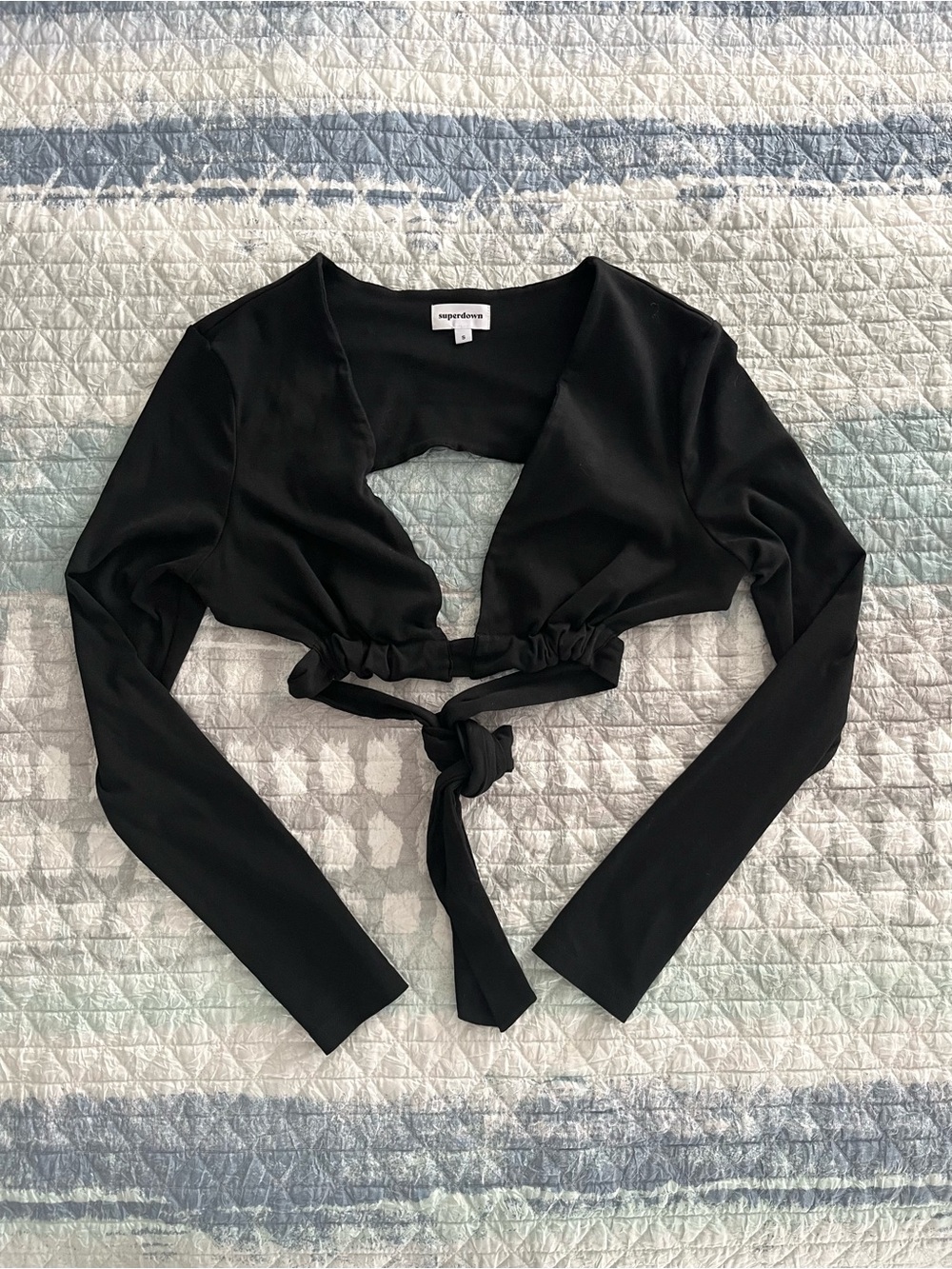 superdown Black Long-Sleeve Tie-Front Crop Top 10105